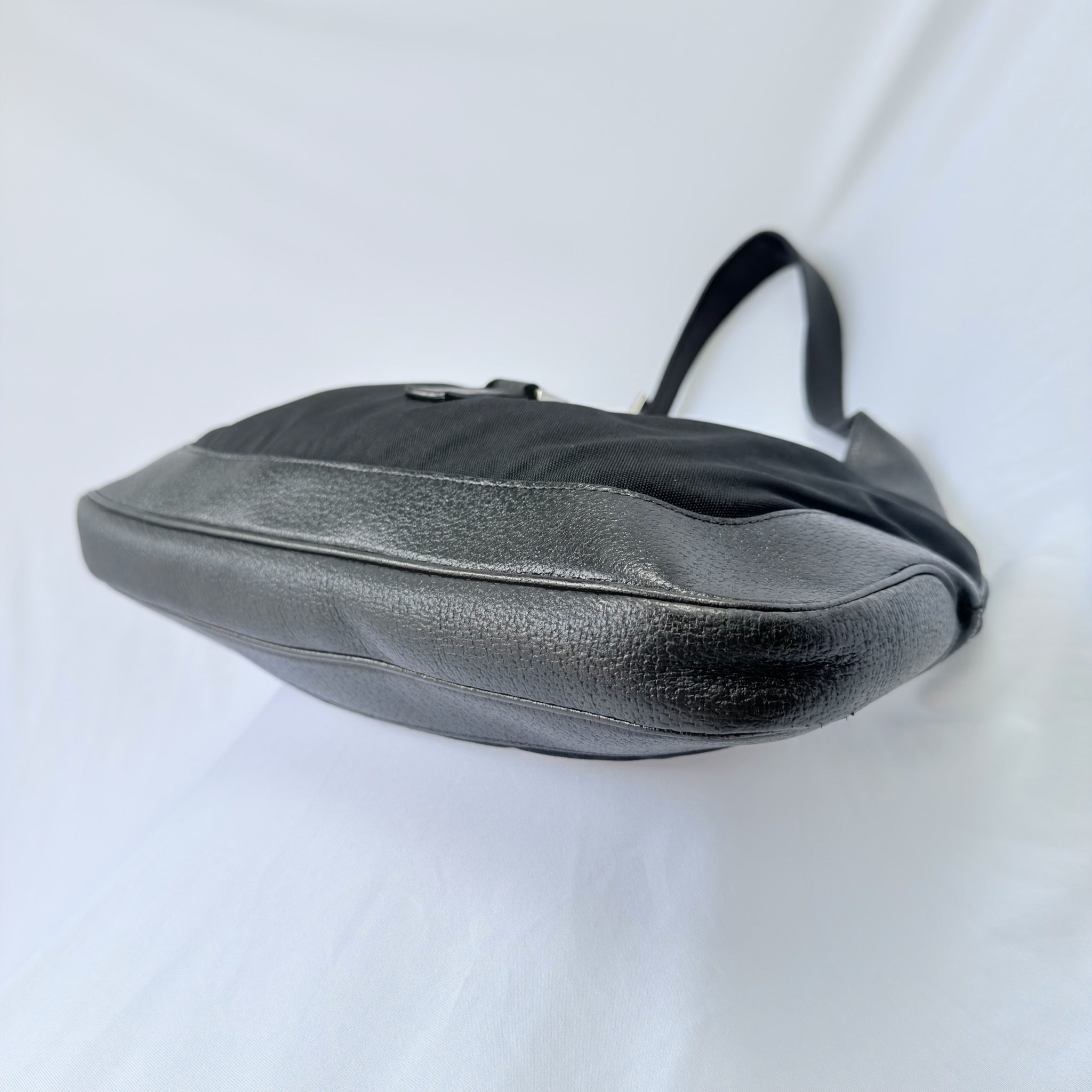 Vintage Gucci Jackie Small Handbag Black Leather And Nylon Piston Push-Lock Silver Closure Single Adjustable Strap