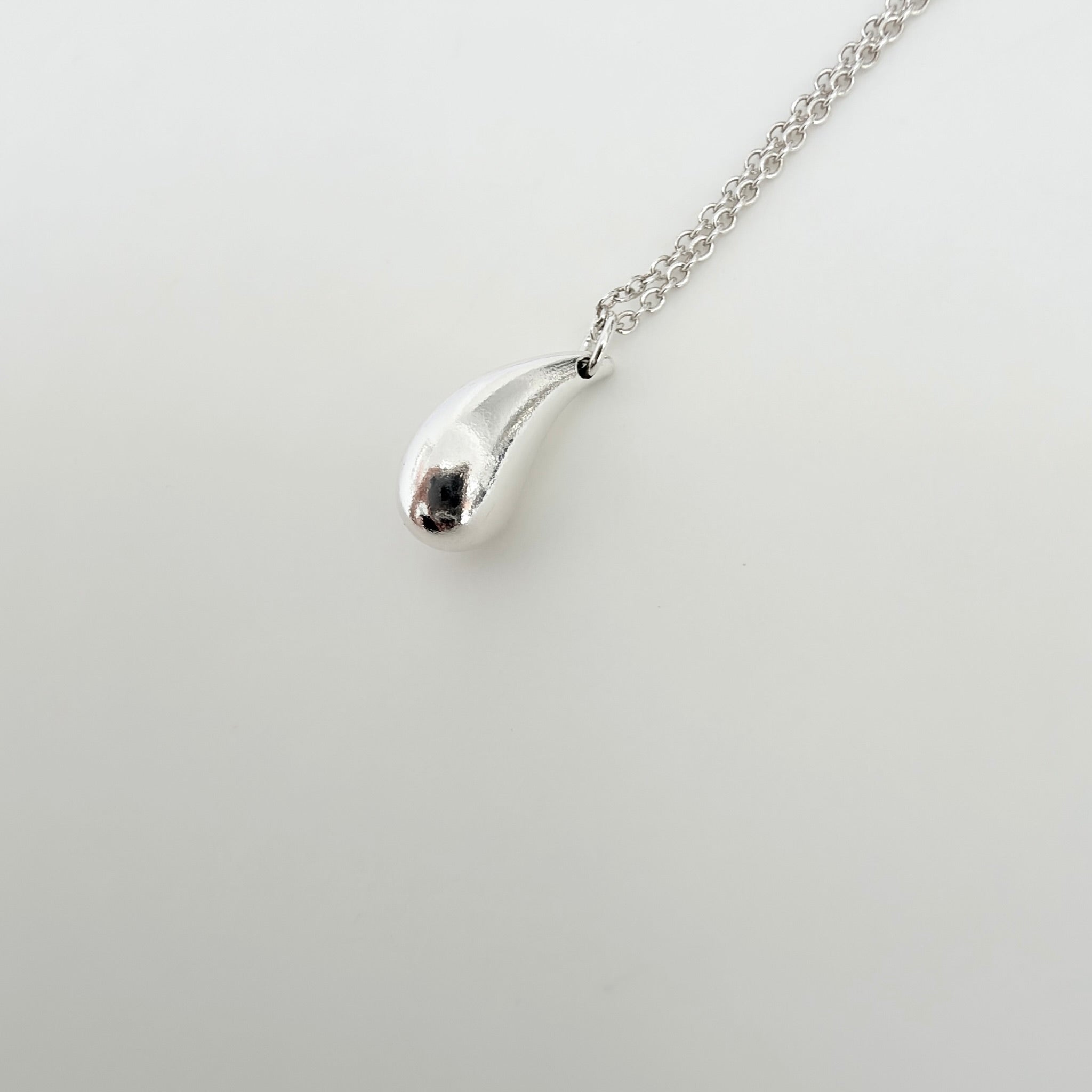 Tiffany & Co. Elsa Peretti 925 Sterling Silver Standard/Medium Teardrop Pendant Necklace With Packaging
