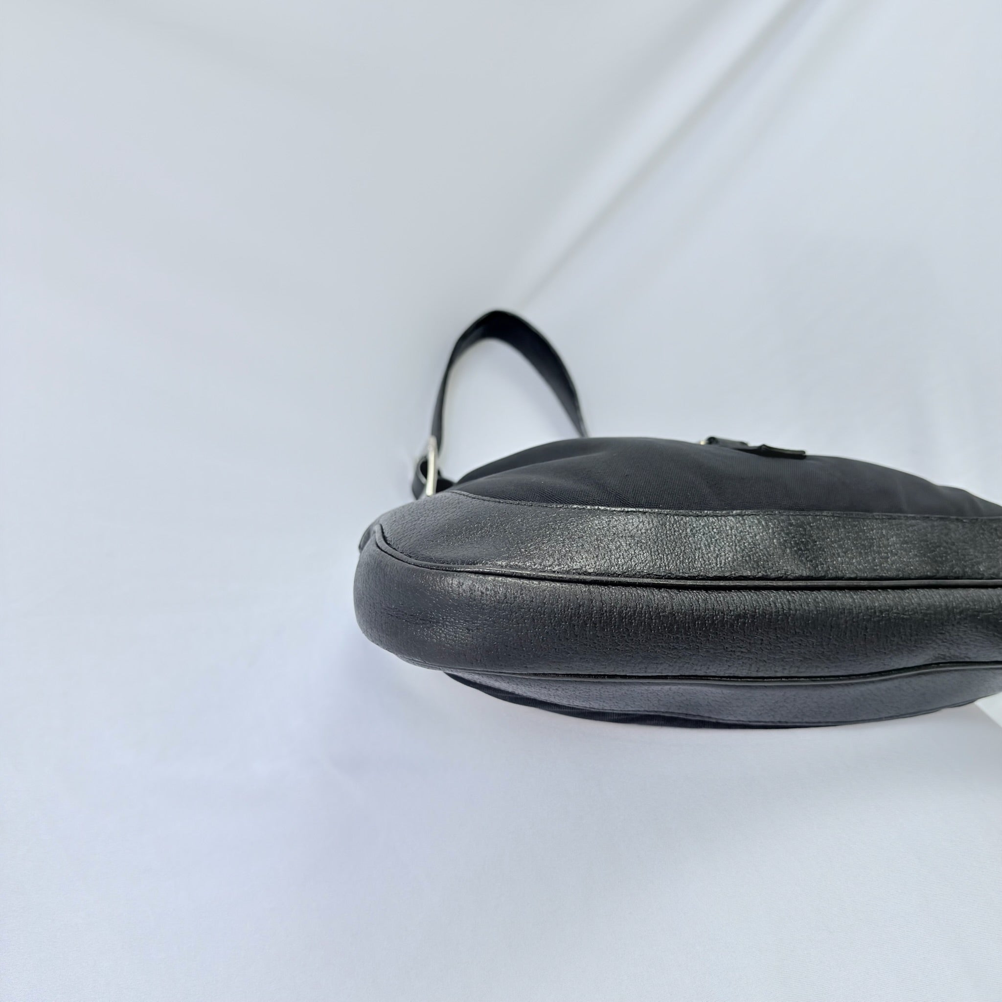 Vintage Gucci Jackie Small Handbag Black Leather And Nylon Piston Push-Lock Silver Closure Single Adjustable Strap