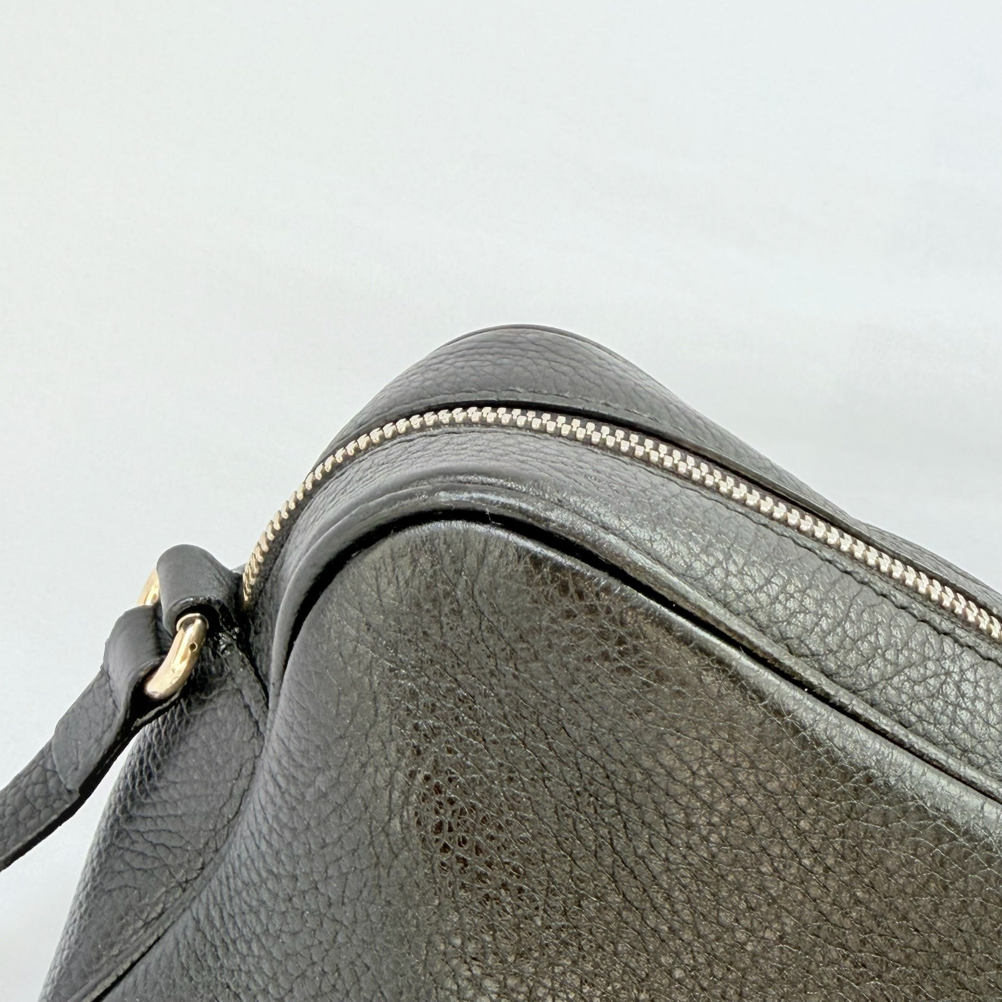 Gucci Black Grained Leather Soho Disco Small Women’s Crossbody Shoulder Handbag. Repaired