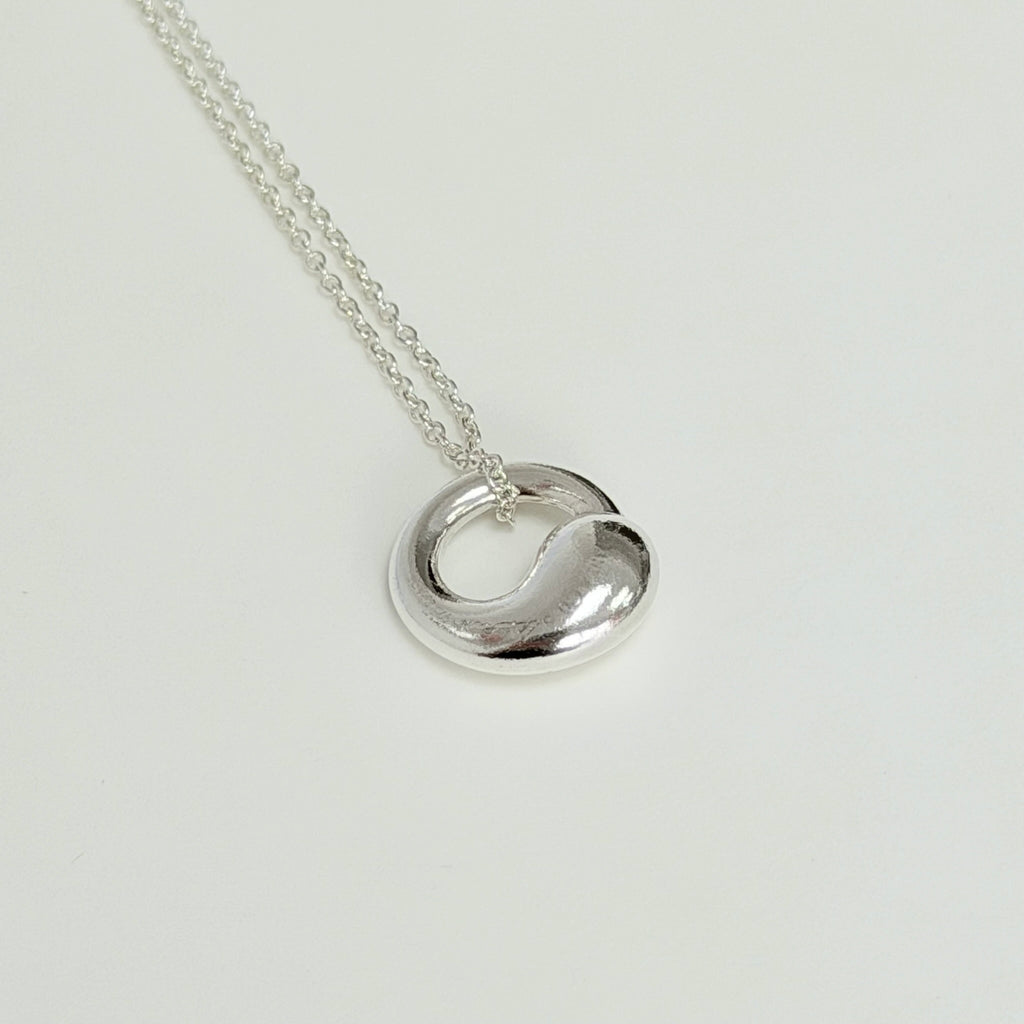 Authentic Tiffany & Co. Elsa Peretti Small Eternal Circle Sterling Silver 925 Necklace With Packaging 16 Inches