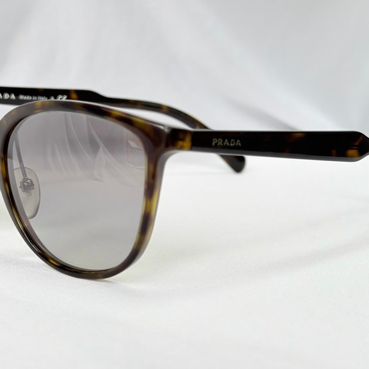 Authentic Prada Brown Tortoiseshell Oval Round Cat Eye Women Sunglasses With Case