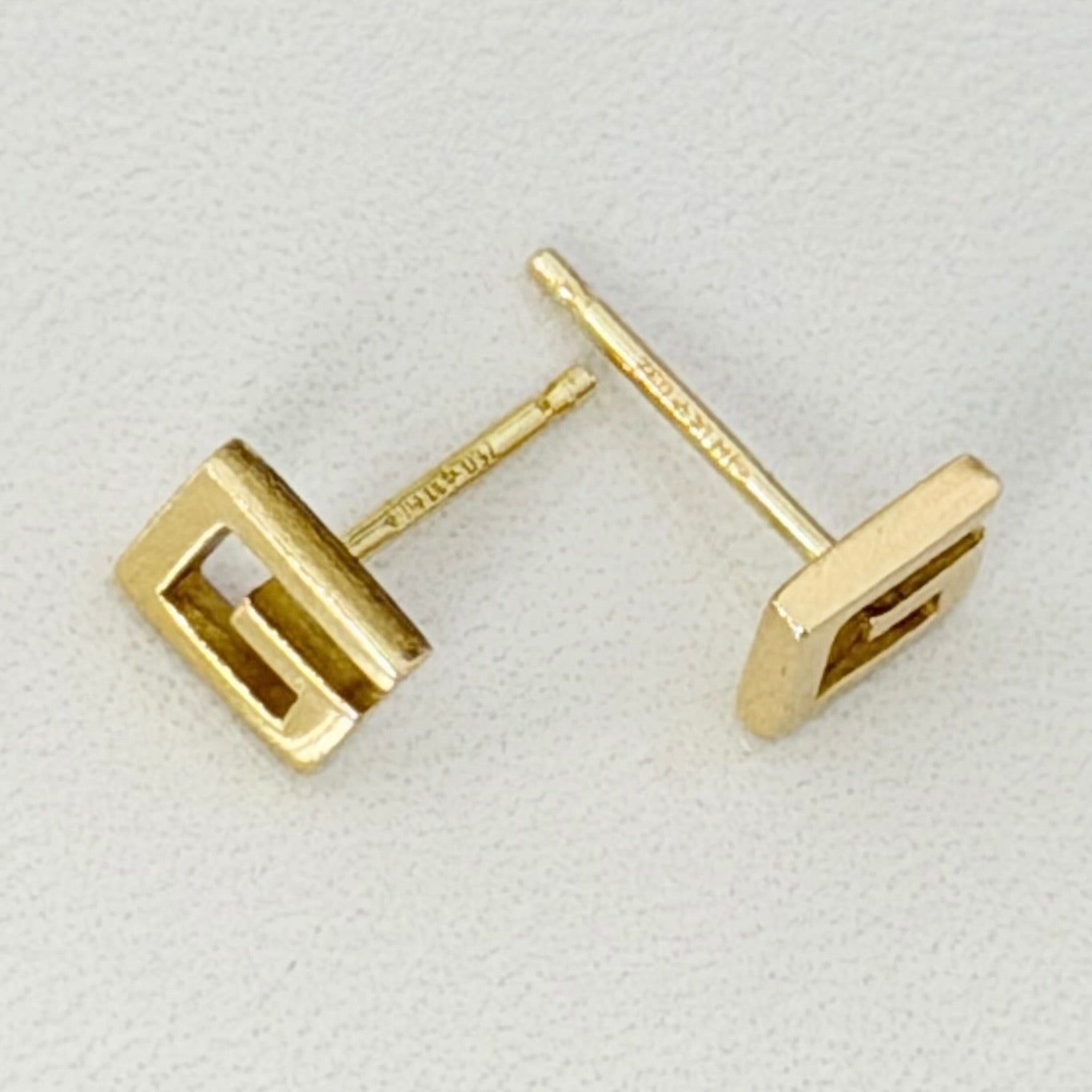 Authentic Rare Gucci 18K Yellow Gold 750 Square G Stud Women’s Earrings